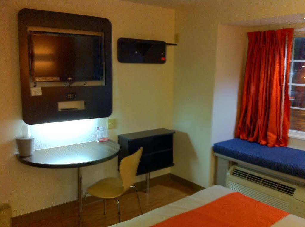 Motel 6 Indianapolis Carmel Exterior foto